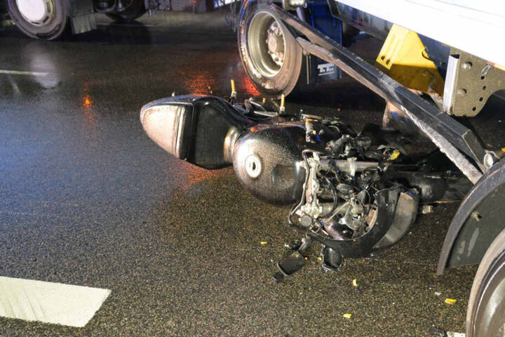 Das Motorrad wurde unter dem Lkw begraben und komplett zerstört, die beiden Biker auf der Maschine mussten schwerverletzt in ein umliegendes Krankenhaus gebracht werden.