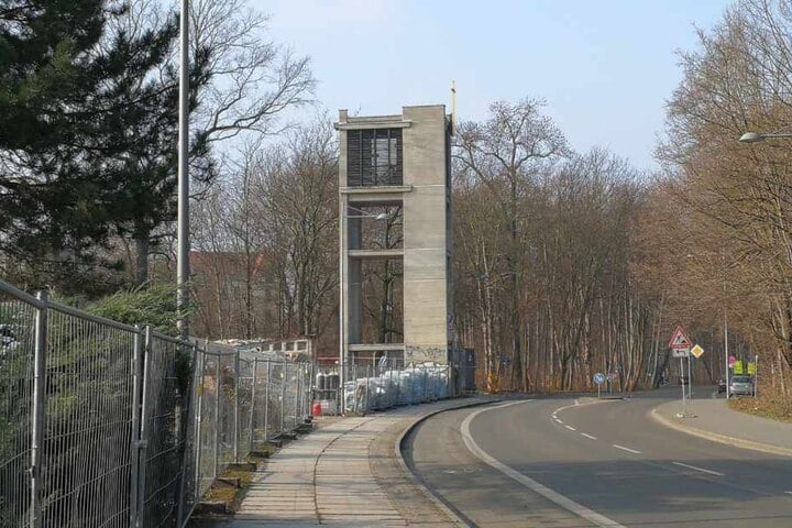 Lediglich der Glockenturm ist von der einstigen zweiten Probsteikirche stehen geblieben.