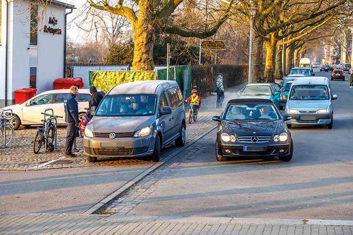 Unübersichtlich und gefährlich: Parken auf dem Fußweg ist verboten. Mitarbeiter des Ordnungsamtes klärten gestern die Verkehrssünder vor der 4. Grundschule an der Löwenstraße/Ecke Carusufer auf.