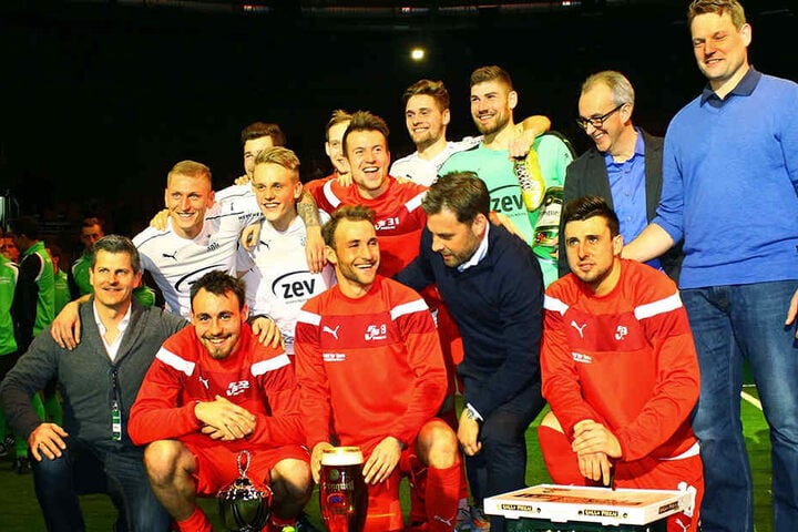 Das Siegerfoto: Der FSV Zwickau holte sich den ZEV-Pokal.