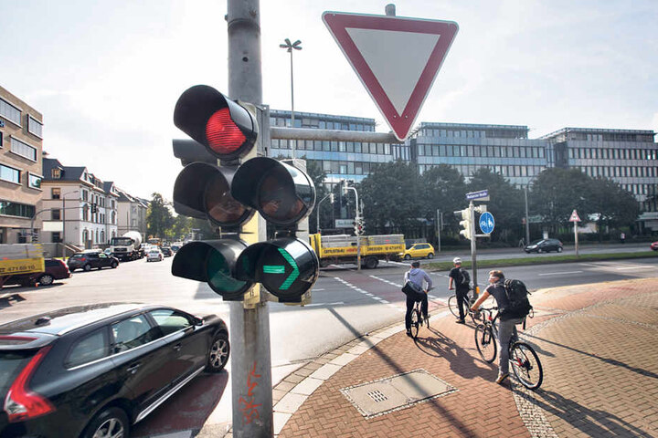 An der Kreuzung Budapester Straße/Nossener Brücke wurde der Grüne Pfeil durch
eine Ampelregelung ersetzt.
