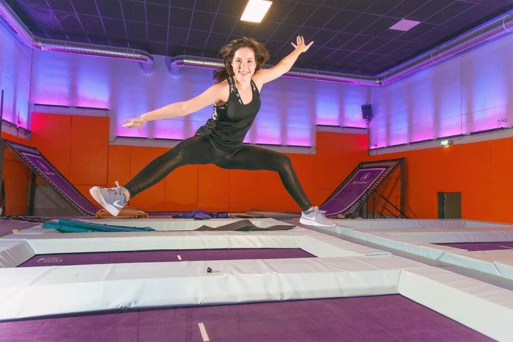 Immer höher! Isabel springt sich in der Freejump-Area warm.