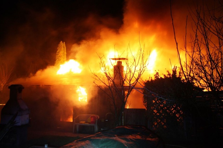 Das Feuer breitete sich rasant aus und griff auf eine weitere Gartenhütte über.