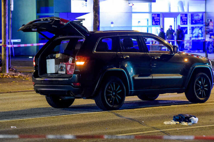 Aus diesem Auto fiel der angeschossene Mann auf der Wandsbeker Chaussee heraus.