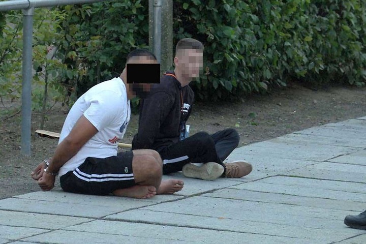 Auch Ghassan "Zuna" R. (24, li.) wurde festgenommen. Hier eine Aufnahme von einer früheren Verhaftung.