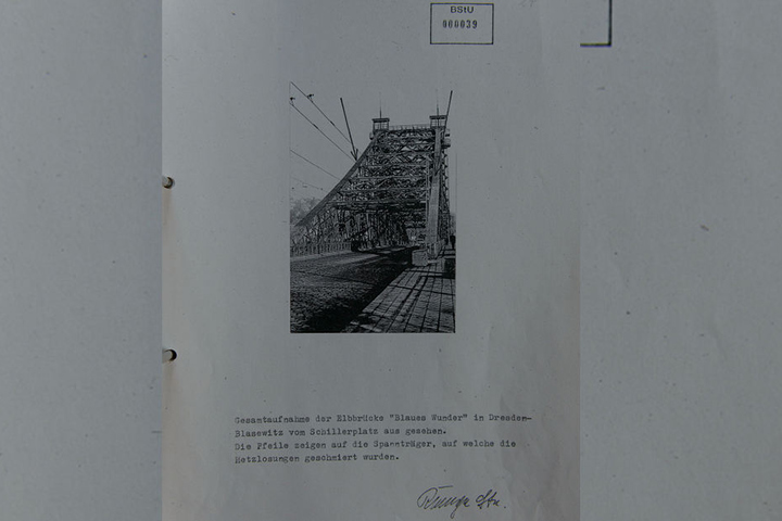 Mit Pfeilen dokumentierte die Stasi, an welche Stellen die "Hetzlosungen" geschmiert worden waren.