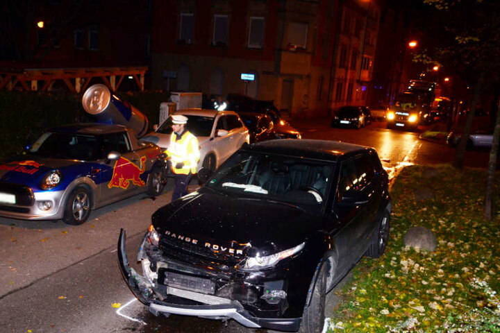 Als der Polo nach dem Aufprall weggeschleudert wurde, krachte er in zwei Autos, darunter ein Redbull-Auto.