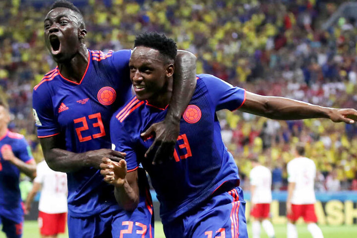 Davinson Sanchez (l.) und Yerry Mina (r.) feiern die kolumbianische 1:0-Führung ausgelassen.