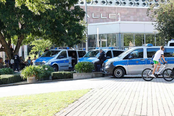 Die Polizei war mit einem Großaufgebot im Stadthallenpark vor Ort.