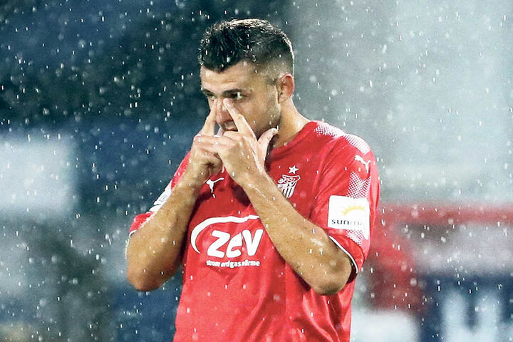 Da steht er im Regen: FSV-Abräumer Davy Frick ist nach seiner fünften Gelben Karte gesperrt.