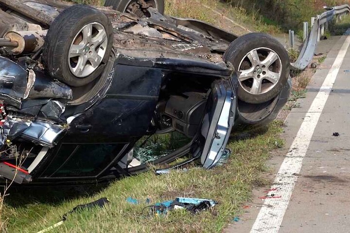 Der Skoda überschlug sich und blieb auf dem Dach liegen.