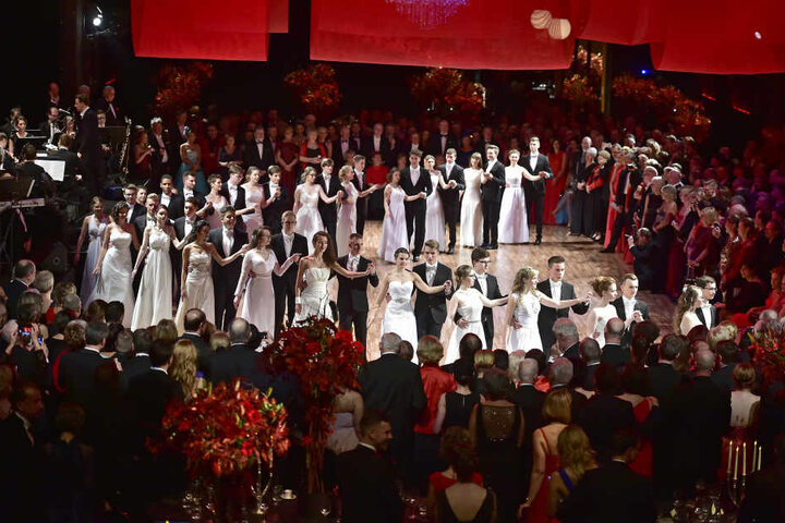 Die Debütanten der Tanzschule Köhler-Schimmel schritten zum festlichen Eröffnungswalzer.