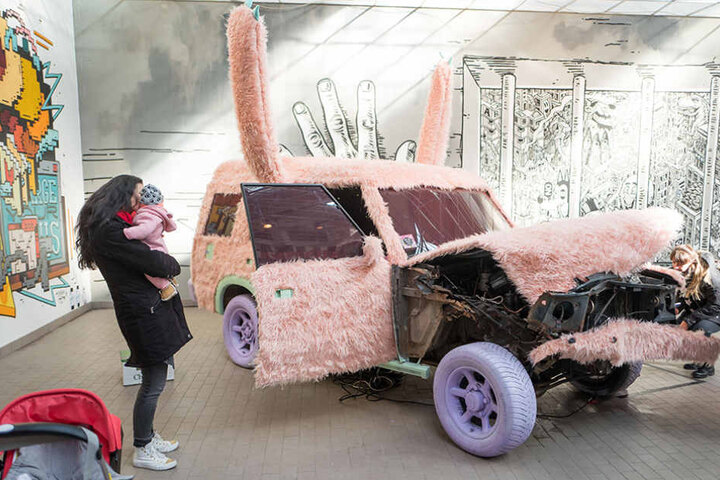 Der rosafarbene Plüsch-Geländewagen gefällt nicht nur den Kindern.