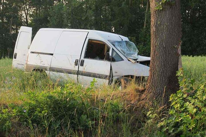 Der Transporter war von der Straße abgekommen und gegen den Baum gerast.