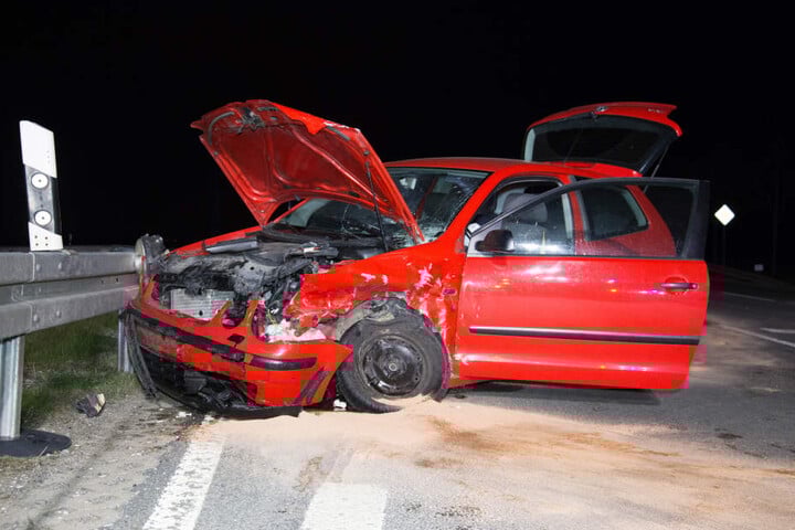 Die 77-jährige Fahrerin des Polo wurde bei dem Unfall schwer verletzt.
