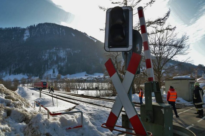 Der Fahrer konnte den Zug nicht mehr anhalten und erfasste die Frau auf den Schienen.