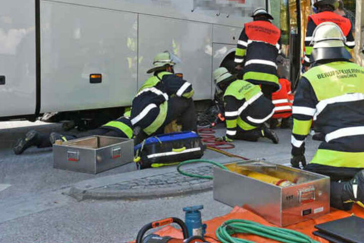 Die Feuerwehr befreite den 80-Jährigen, der unter dem Bus eingeklemmt war.