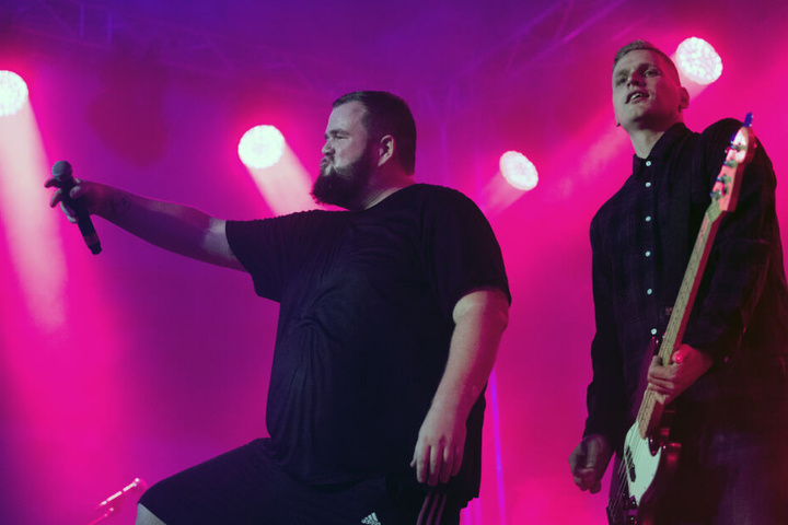 Feine Sahne Fischfilet-Sänger Monchi bei einem Auftritt seiner Band.