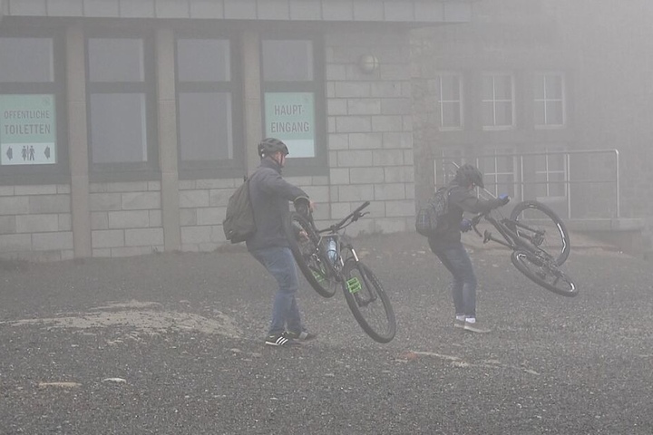 Auch Fahrräder heben waagrecht vom Boden ab.