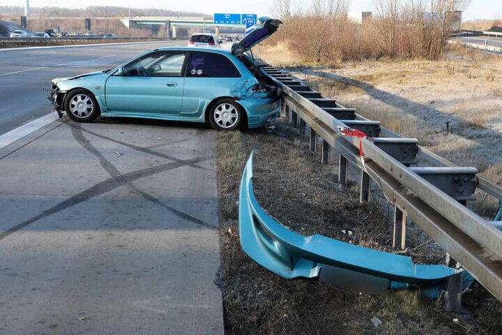 Der Mitsubishi knallte auf der A4 Richtung Erfurt in die Mittelleitplanke.