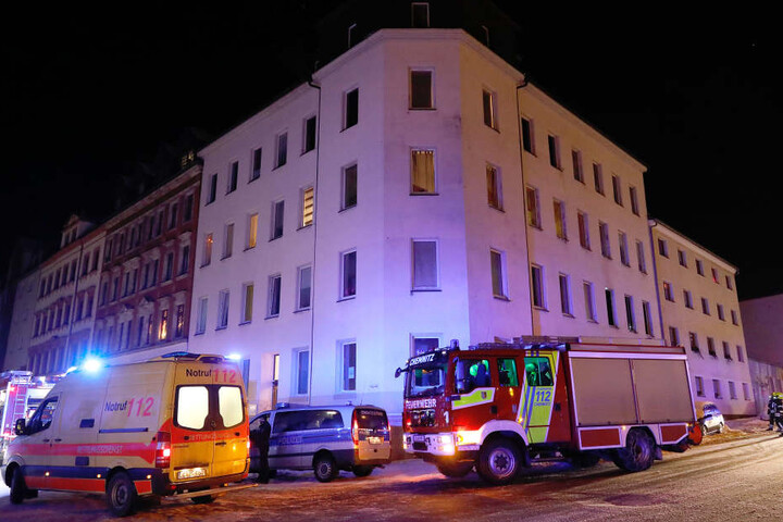 Das Feuer war in einer Wohnung in dem Eckhaus ausgebrochen.