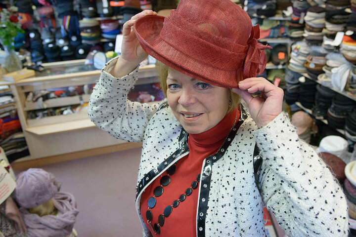 Hut-Expertin Barbara Förster (64) hat den passenden Hut für jeden Anlass und Geschmack.