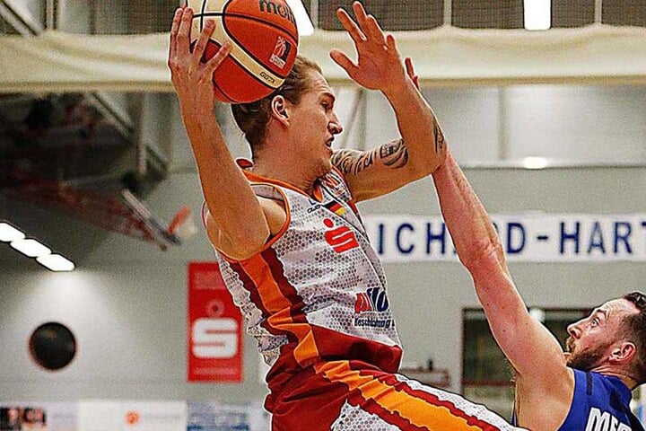 Malte Ziegenhagen (l.) springt mit dem Ball in die Luft.