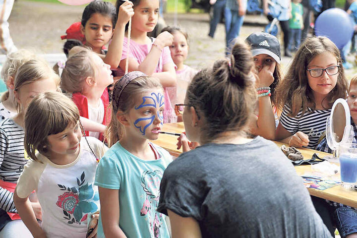 Beim Kinderschminken hatten die Knirpse riesigen Spaß.
