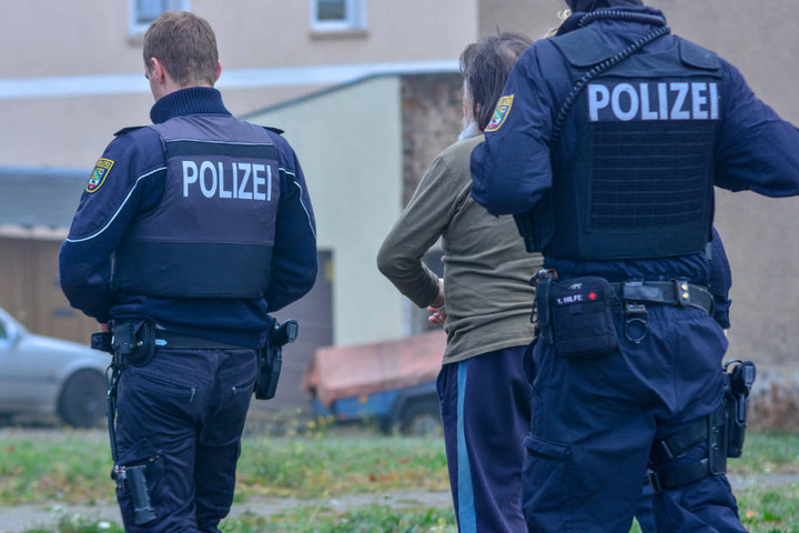 Der Vater des Hauptverdächtigen wird abgeführt.