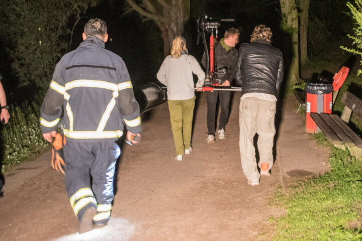 Mit vereinten Kräften wurde das Wasserfahrrad transportiert.