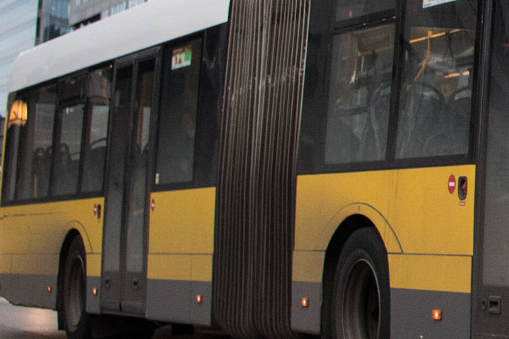 Die Rettungskräfte fanden in dem Bus einen Mann im Tiefschlaf. (Symbolbild)