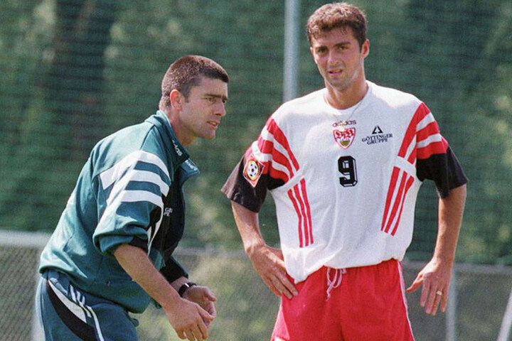 1997 hatte Joachim Löw (l.) als Stuttgarter Trainer noch eine Kurzhaarfrisur und Sreto Ristic lauschte seinen Anweisungen.