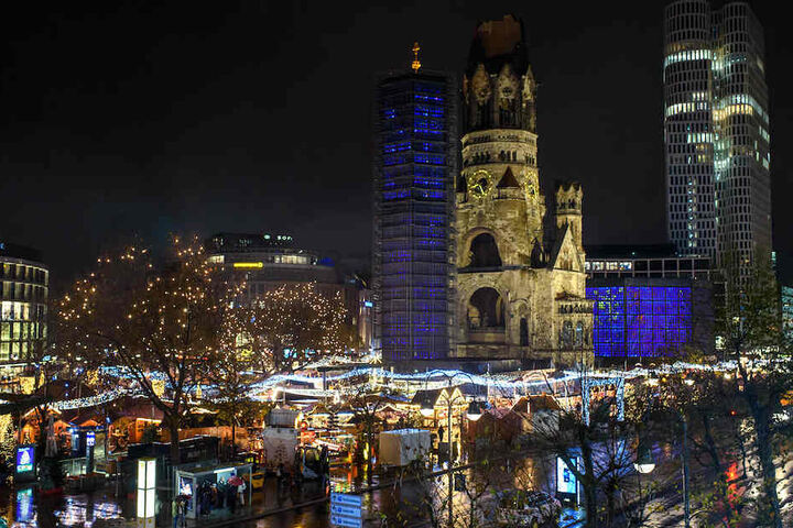 Der Weihnachtsmarkt rund um die Gedächtniskirche auf dem Breitscheidplatz.