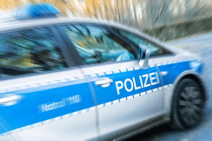 Die Dresdner Polizei ermittelt wegen des Verwendens verfassungswidriger Kennzeichen (Symbolbild).