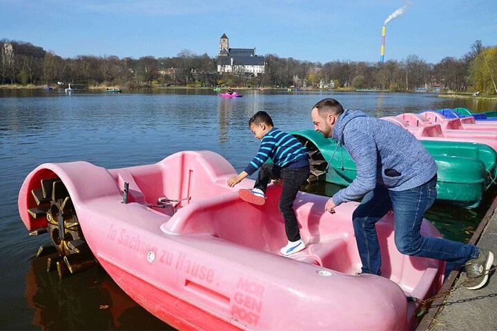 Hopp, hopp, hinein: Eric Brunzel (31) und Sohnemann John-Leon (5) können es kaum erwarten, eine Schlossteich-Bootsfahrt zu machen.