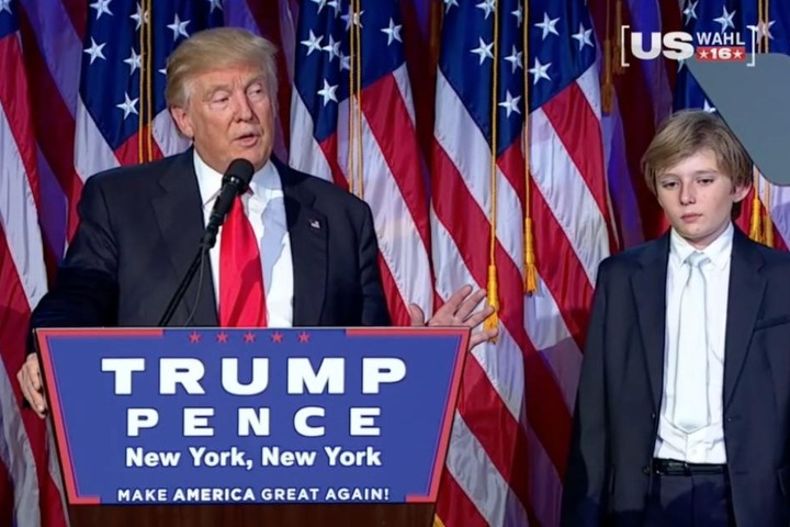 Trump bei seiner Siegesrede. Rechts neben ihn sein Sohn Barron (10), der fast einschläft, denn es ist in den USA 3 Uhr nachts.