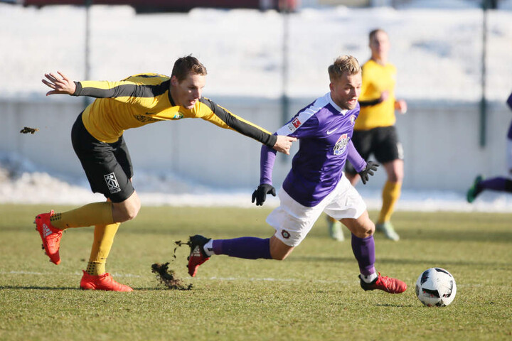 Ondrej Sevcík (Sokolov) versucht, Pascal Köpke den Ball abzujagen.