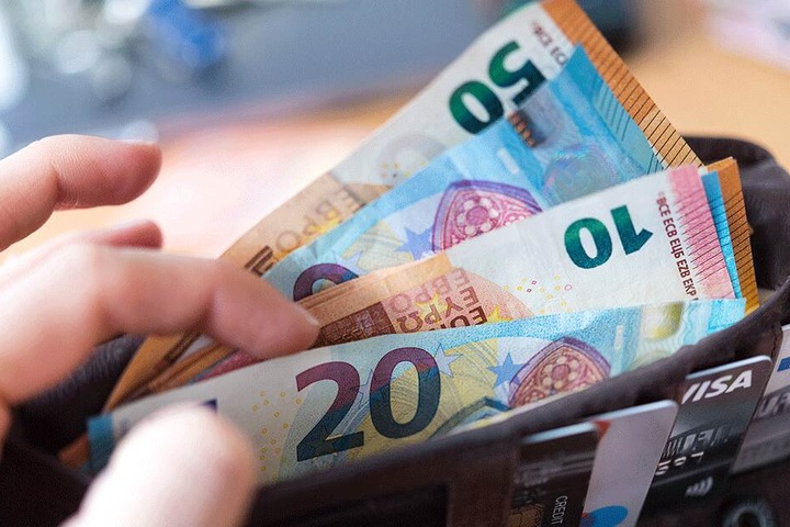 Die deutschen Steuerzahler sparen durch die Abschaffung des Solidaritätszuschlags unterschiedlich viel Geld, da sich die Abgabe an der Einkommensteuer bemisst.