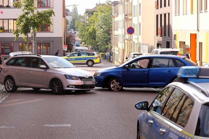 Die zwei Skoda stießen auf der Kamenzer Straße frontal ineinander.