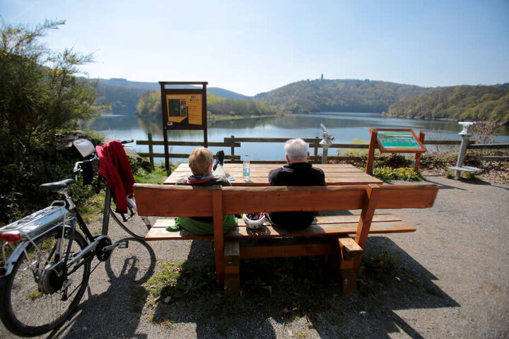 Touristen im Nationalpark Eifel.