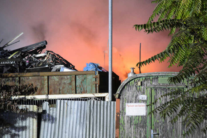 Diese Container gerieten in Brand und sorgten für Probleme auf der A5.