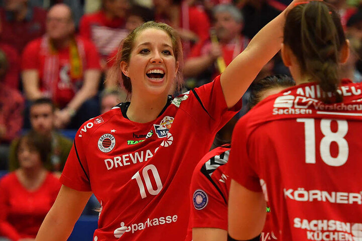Sasa Planinsec (r.) und Madison Bugg jubeln. Die Amerikanerin wurde als wertvollste Spielerin ausgezeichnet.