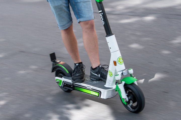 Ein E-Scooter-Fahrer in Aktion (Symbolbild).