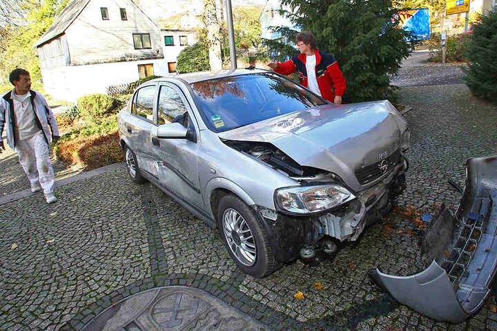 Der Opel wurde im Frontbereich vollkommen demoliert.