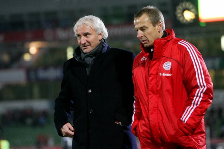 Weltmeister unter sich: Rudi Völler und Jürgen Klinsmann, damals noch als Bayern-Trainer, verlassen den Platz.