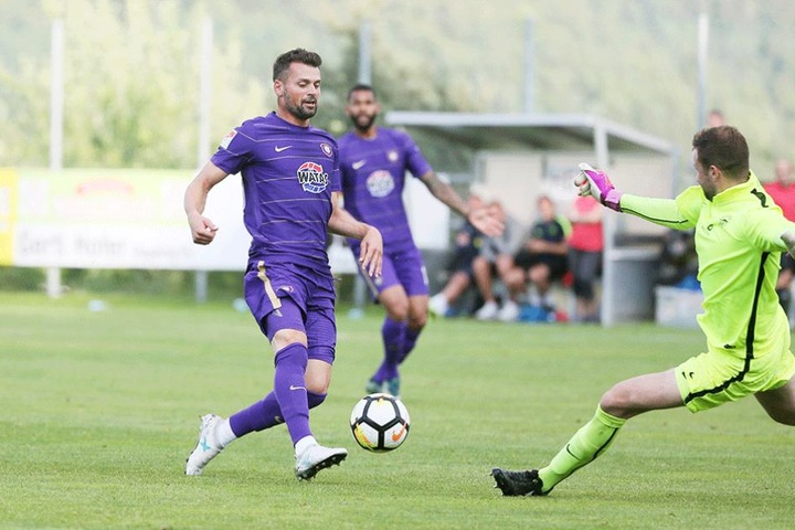 Albert Bunjaku im Testspiel gegen Liberec' Torwart Ondrej Kolár.