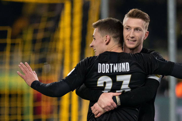 Thorgan Hazard und Marco Reus freuen sich in der "Sonderkluft" über eines der fünf Dortmunder Tore.