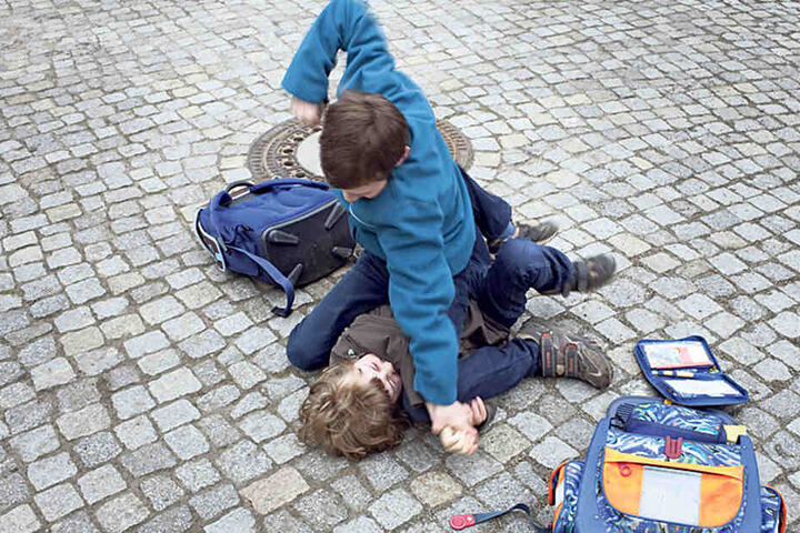 Prügelei auf dem Schulhof - Gewalttäter und Mobber sollten fortan schneller von der Schule fliegen, so der FW-Vorschlag.