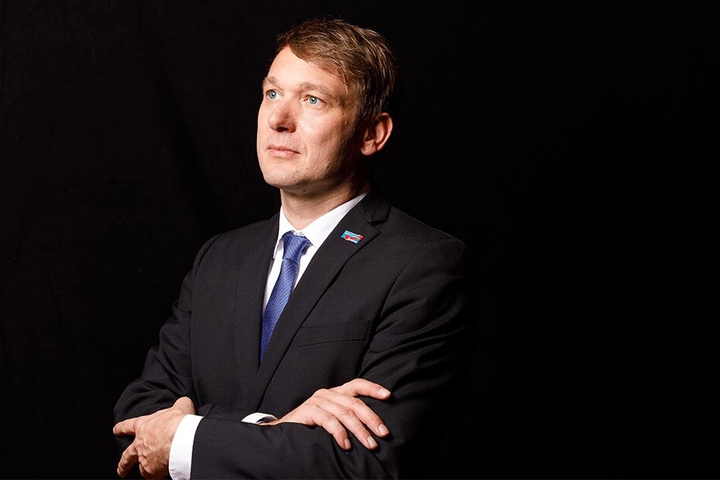 "AdP"-Chef André Poggenburg (43). Parteisymbol ist die Kornblume - Erkennungszeichen der österreichischen Nationalsozialisten in den 30er Jahren.