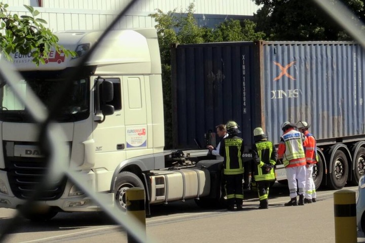 Der Container wird auf radioaktive Strahlung überprüft.